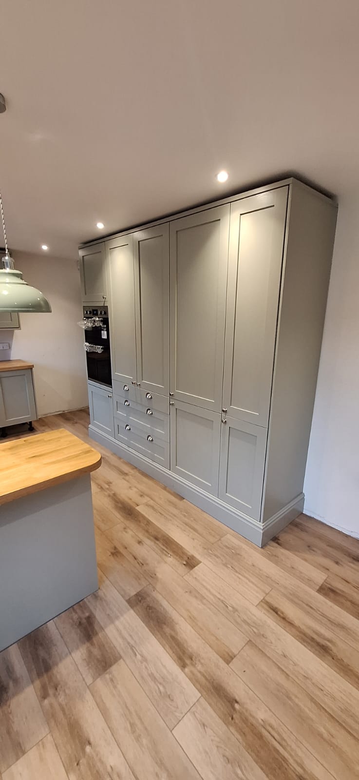 Floor-to-ceiling fitted kitchen cabinetry